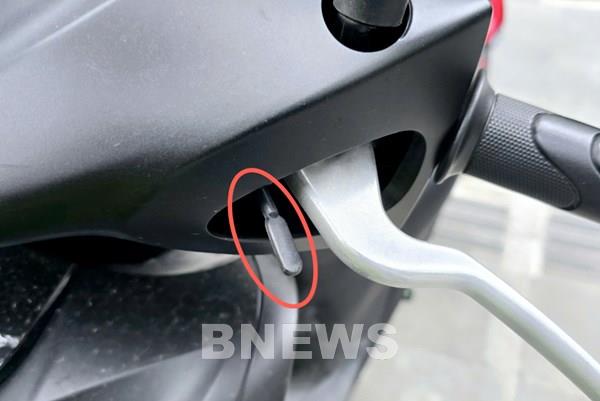 Công dụng của lẫy gạt trên phanh tay xe tay ga nhiều người chưa biết