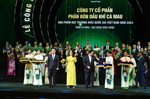 Phân bón Cà Mau lần thứ 6 liên tiếp nhận giải thưởng thương hiệu quốc gia