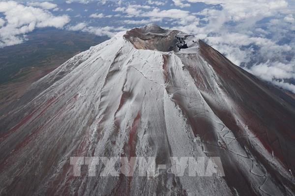 Núi Phú Sĩ (Nhật Bản) đón tuyết rơi sau một thời gian dài