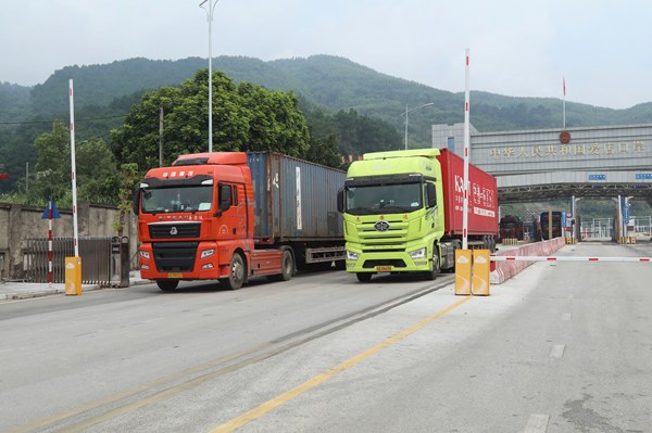 Mở cửa tạm thời hai tuyến đường biên giới vận chuyển hành khách Trung - Việt