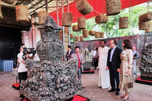 Lần đầu gắn chíp định danh cho tác phẩm tại triển lãm Gốm nghệ thuật “Hiện linh”