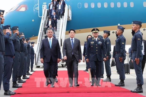 Chủ tịch nước Lương Cường đến Lima, bắt đầu chuyến thăm chính thức Peru và tham dự Tuần lễ Cấp cao APEC