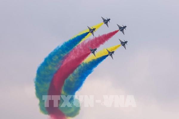 Mãn nhãn màn biểu diễn của phi đội bay Trung Quốc