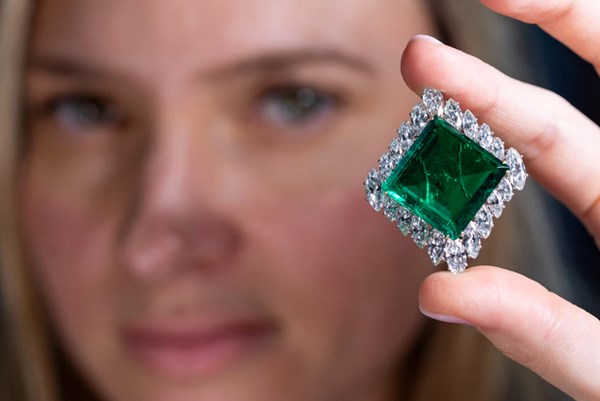 Viên ngọc lục bảo của Hoàng tử Sadruddin Aga Khan đạt mức cao giá kỷ lục