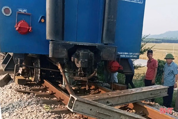 Tàu khách SE7 trật bánh khỏi đường ray khi qua Hà Tĩnh