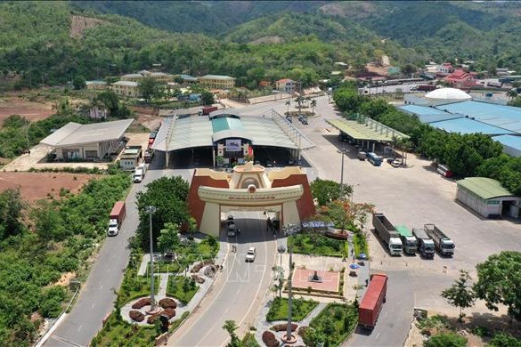 Tạo điều kiện cho phát triển và kết nối hạ tầng thương mại biên giới Việt Nam – Lào