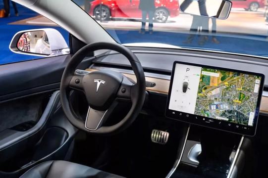 Tesla “thổi phồng” độ an toàn của hệ thống lái tự động?