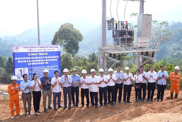 “Thần tốc" đưa điện lưới quốc gia về khu tái định cư Làng Nủ