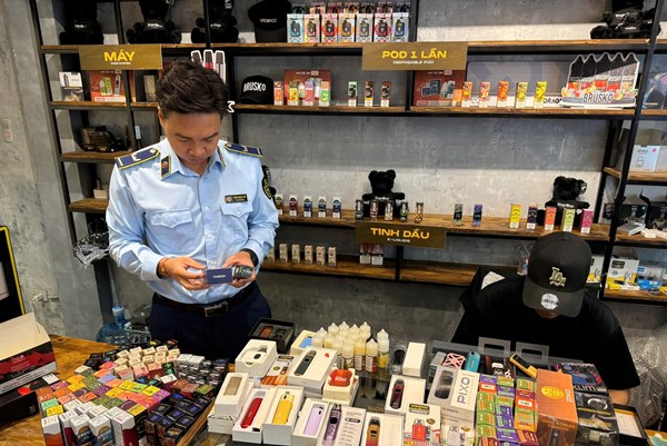 Xử lý cơ sở kinh doanh thuốc lá điện tử, thuốc lá nung nóng có dấu hiệu nhập lậu