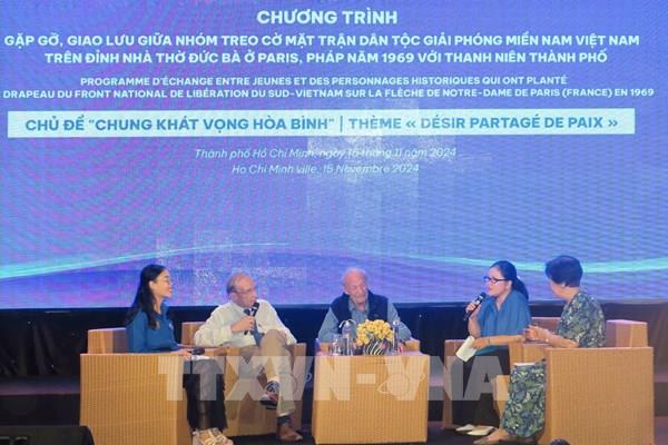 Gặp gỡ, giao lưu với những người treo cờ Việt Nam trên đỉnh nhà thờ Đức Bà Paris