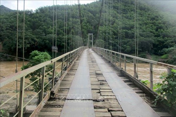 Kiến nghị nâng cấp cầu treo xuống cấp gây nguy hiểm tại miền núi