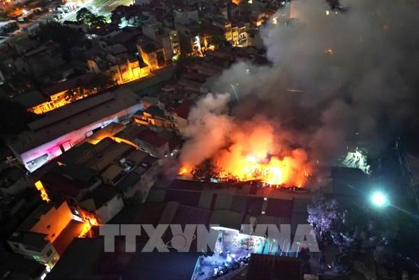 Hà Nội: Cháy lớn nhà xưởng ở Định Công