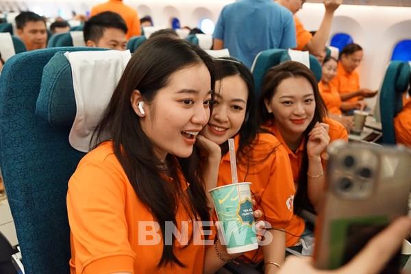 Vietnam Airlines tiếp tục hành trình “Tô cam bầu trời” vì bình đẳng giới