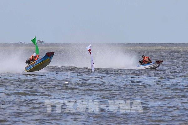 Đua võ lãi trên cửa biển Sông Đốc, Cà Mau