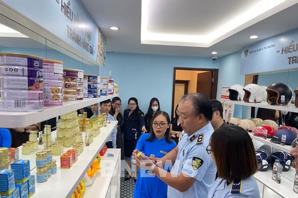 Mở cửa Phòng trưng bày “Hiểu hàng thật - Tránh hàng giả”