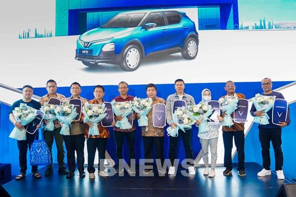 VinFast bàn giao mẫu ô tô điện thứ hai tại Indonesia