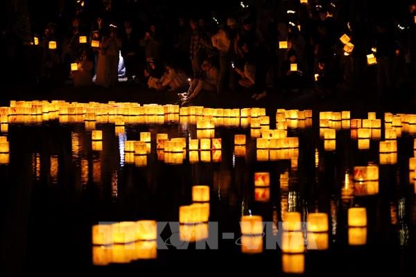 Lung linh Lễ hội đèn lồng trên nước ở California