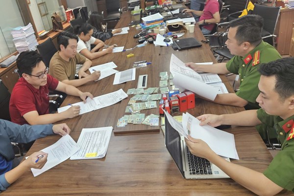 Hà Nội triệt phá đường dây nhập lậu, tiêu thụ hàng nghìn tấn "khí cười"