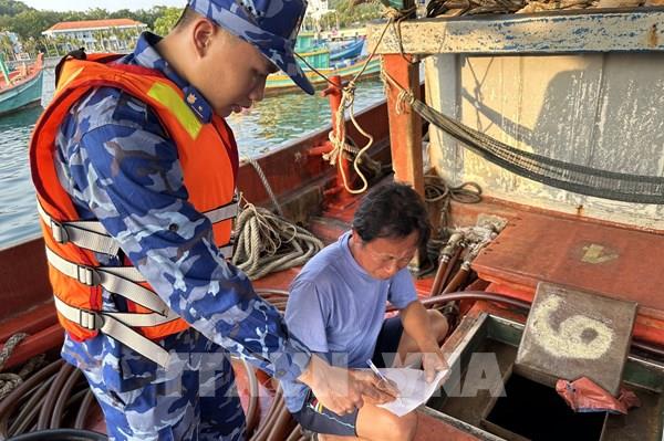 Kiên Giang: Phát hiện 2 tàu cá sang mạn dầu trái phép trên biển