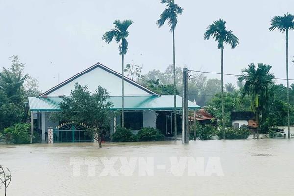 Nước lũ dâng cao nhiều nơi ở Quảng Ngãi bị ngập sâu, chia cắt