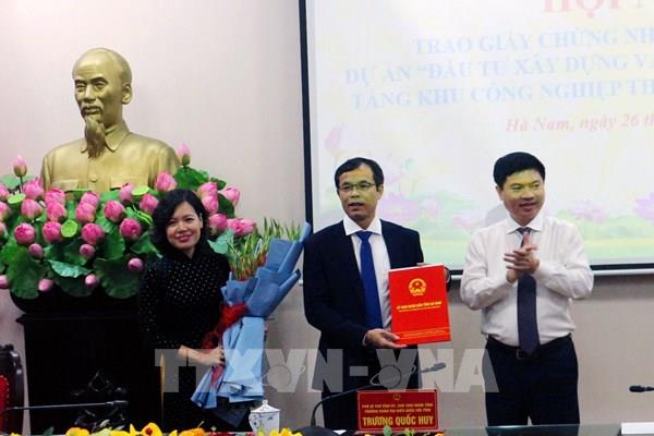 Hà Nam trao Giấy chứng nhận đầu tư dự án khu công nghiệp hơn 2.600 tỷ đồng