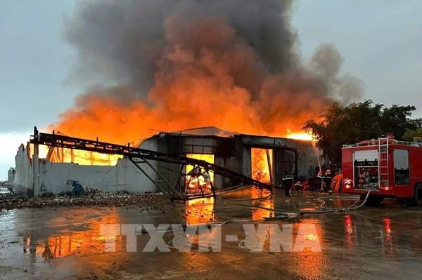 Quảng Bình: Đang cháy lớn tại công ty sản xuất thức ăn gia súc, gia cầm