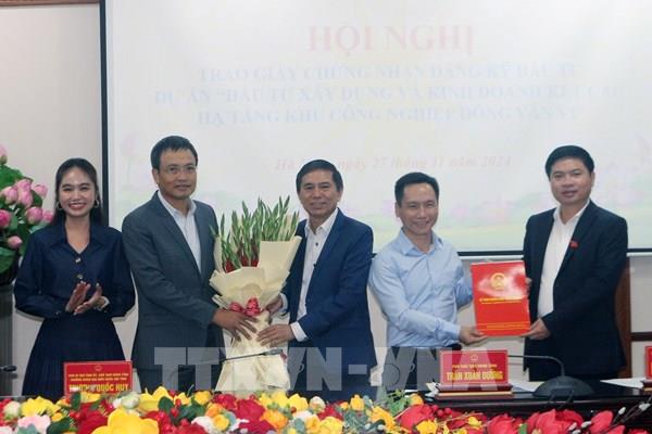 Hà Nam trao Giấy chứng nhận đầu tư dự án Khu công nghiệp Đồng Văn VI