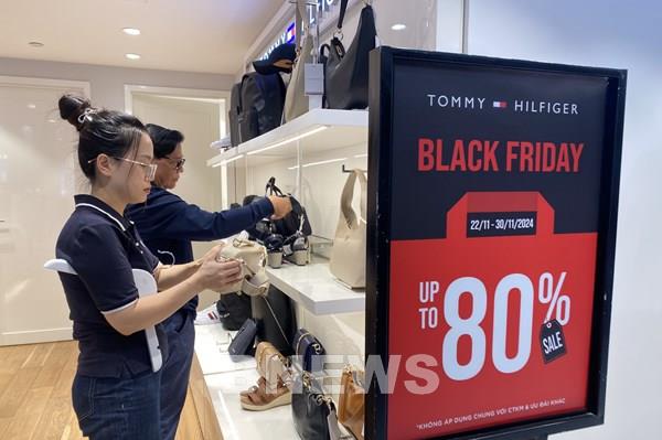 Nhiều thương hiệu giảm giá lớn dịp Black Friday nhưng lượng mua vẫn chưa nhiều