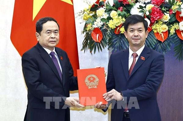 Trao Nghị quyết bổ nhiệm Chủ nhiệm Văn phòng Quốc hội đối với ông Lê Quang Tùng