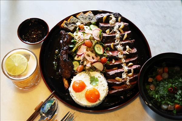 Cận cảnh đĩa cơm tấm giá 2,5 triệu đồng trong nhà hàng Michelin ở Thành phố Hồ Chí Minh