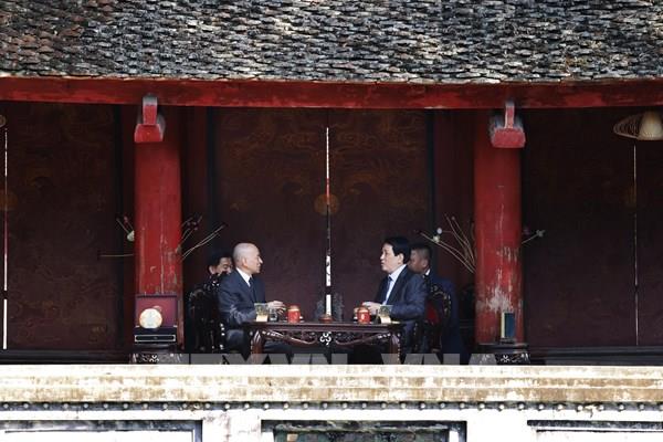 Chủ tịch nước Lương Cường và Quốc vương Campuchia thưởng trà tại Văn Miếu - Quốc Tử Giám