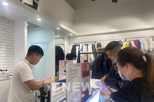 Đúng ngày Black Friday 2024 người dân đua nhau đi mua sắm 