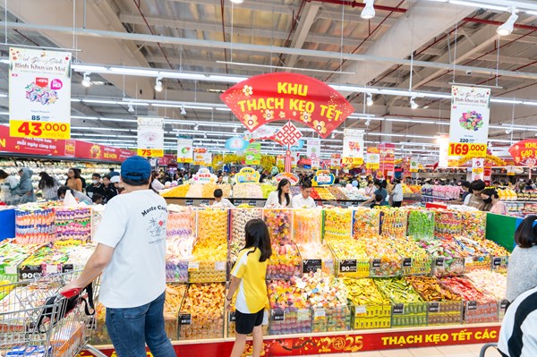 Hàng Tết "kéo" sức mua tăng tại nhiều điểm bán lẻ Tp. Hồ Chí Minh