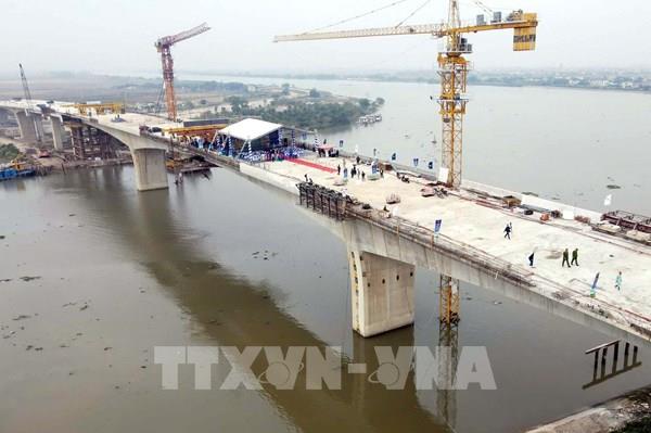 Hợp long cầu vượt sông Đáy nối hai tỉnh Ninh Bình và Nam Định