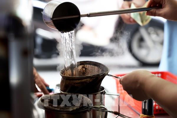 Đặc sắc cà phê vợt 70 năm tuổi ở Sài Thành