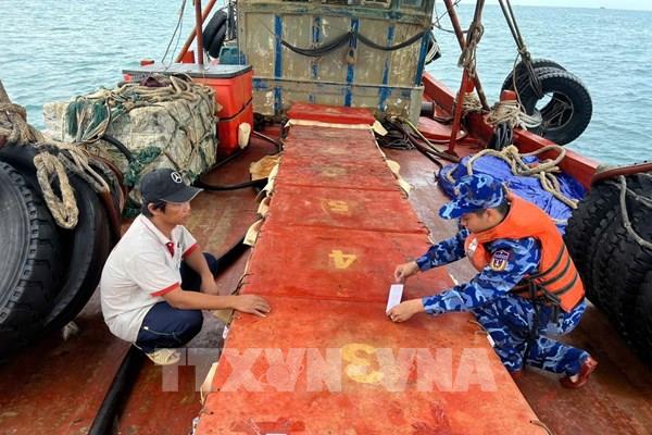 Kiên Giang phát hiện tàu cá chở dầu DO không rõ nguồn gốc