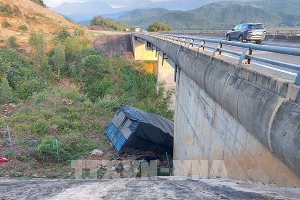 Xe tải rơi xuống cầu khi lưu thông trên đường La Sơn - Túy Loan