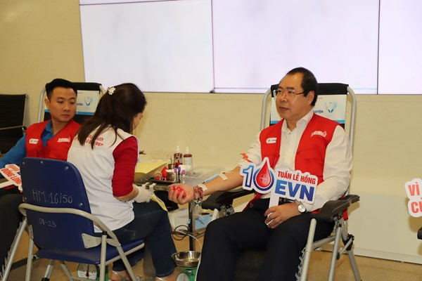 Người lao động ngành điện hưởng ứng tham gia hiến máu tình nguyện