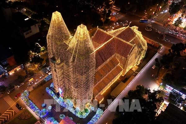 Nhà thờ Đức Bà Sài Gòn lung linh với 500.000 m đèn LED đón Giáng sinh