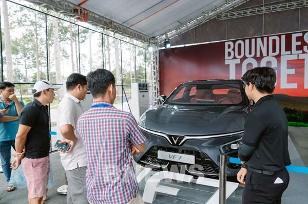 Khách hàng hưởng lợi kép từ giải pháp bán xe cũ, lên đời xe mới của VinFast