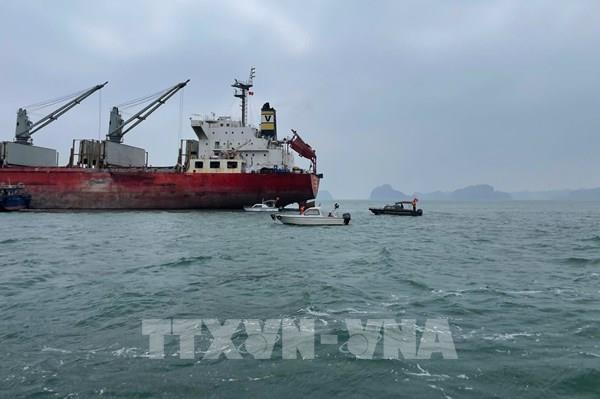 Quảng Ninh đắm tàu chở khách, 2 người mất tích