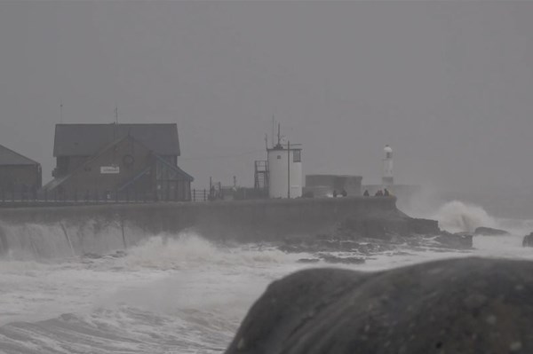 Bão Darragh gây mất điện trên diện rộng tại Anh