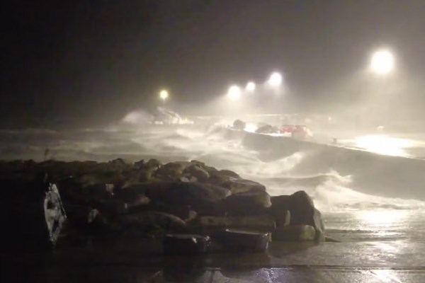 Anh ban bố cảnh báo cao nhất đối với bão Darragh