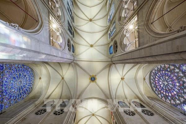 Cận cảnh Nhà thờ Đức Bà Paris ngày mở cửa trở lại