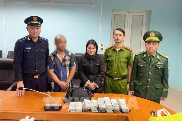Hà Tĩnh bắt hai đối tượng vận chuyển ngoại tệ qua biên giới