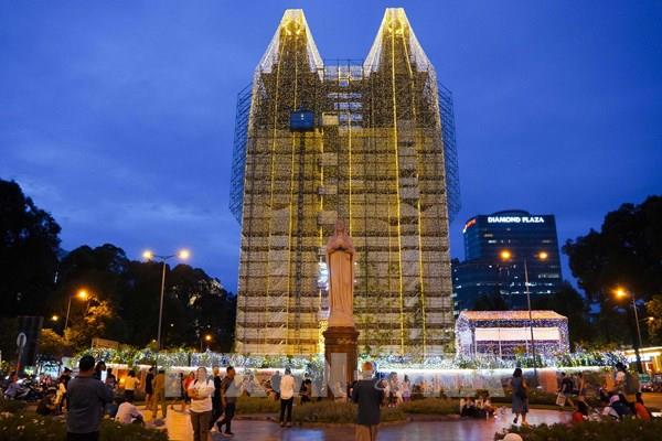 Thắp sáng Nhà thờ Đức Bà Sài Gòn bằng 500.000m dây đèn led để chào đón Giáng sinh