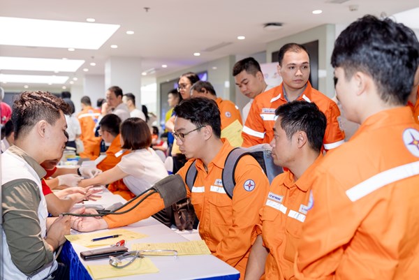 Hơn 11.500 đơn vị máu được EVN "trao tặng" cho các bệnh nhân