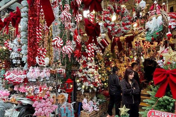 Thị trường Giáng sinh 2024: Thu hút khách mua nhờ mẫu mã và chủng loại đa dạng