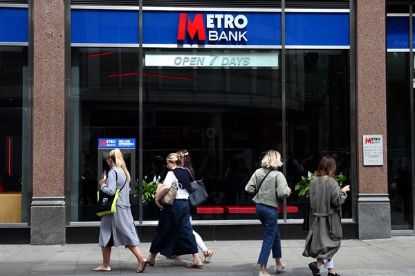 Ngân hàng Anh bị phạt vì không giám sát rửa tiền