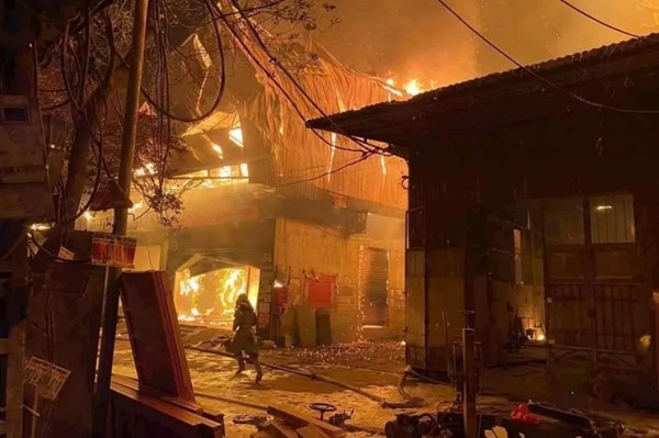 Hà Nội: Khống chế đám cháy tại làng nghề sản xuất đồ gỗ 